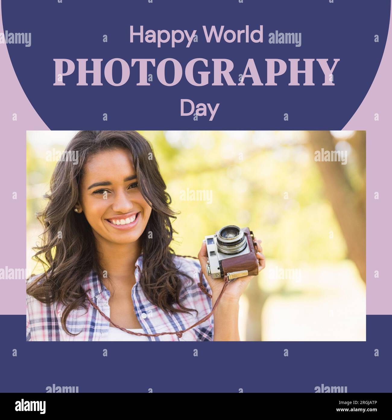 Fröhliche Welt Fotografietag Text in Lila mit fröhlicher birassischer Frau, die die Kamera im Park hält Stockfoto