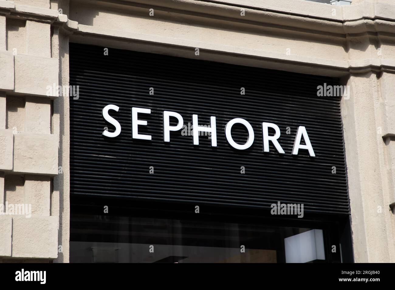 Mailand , Italien - 08 07 2023 : Sephora-Schild und Markenlogo an der Wand Fassadenladen französische Boutique-Kette Eingang des Parfümerie-Modegeschäfts Stockfoto