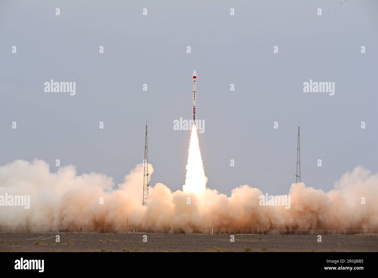 Jiuquan, Xiguang-1 01-Satellit. 10. Aug. 2023. Die Trägerrakete CERES-1 Y7 mit sieben Satelliten, einschließlich des Xiguang-1 01-Satelliten, fliegt vom Jiuquan Satellite Launch Center in Nordwestchina ab. 10. August 2023. Kredit: Wang Jiangbo/Xinhua/Alamy Live News Stockfoto
