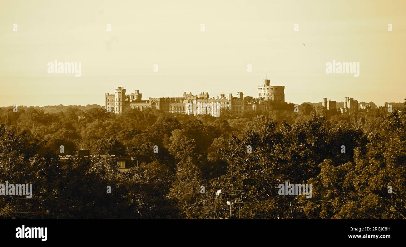 Windsor Castle ist eine königliche Residenz in Windsor in der englischen Grafschaft Berkshire. Es ist eng mit der englischen und der nachfolgenden britischen Königsfamilie verbunden und verkörpert fast ein Jahrtausend architektonischer Geschichte. Stockfoto