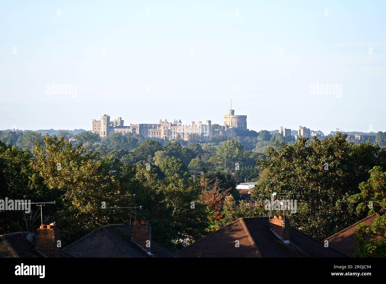 Windsor Castle ist eine königliche Residenz in Windsor in der englischen Grafschaft Berkshire. Es ist eng mit der englischen und der nachfolgenden britischen Königsfamilie verbunden und verkörpert fast ein Jahrtausend architektonischer Geschichte. Stockfoto