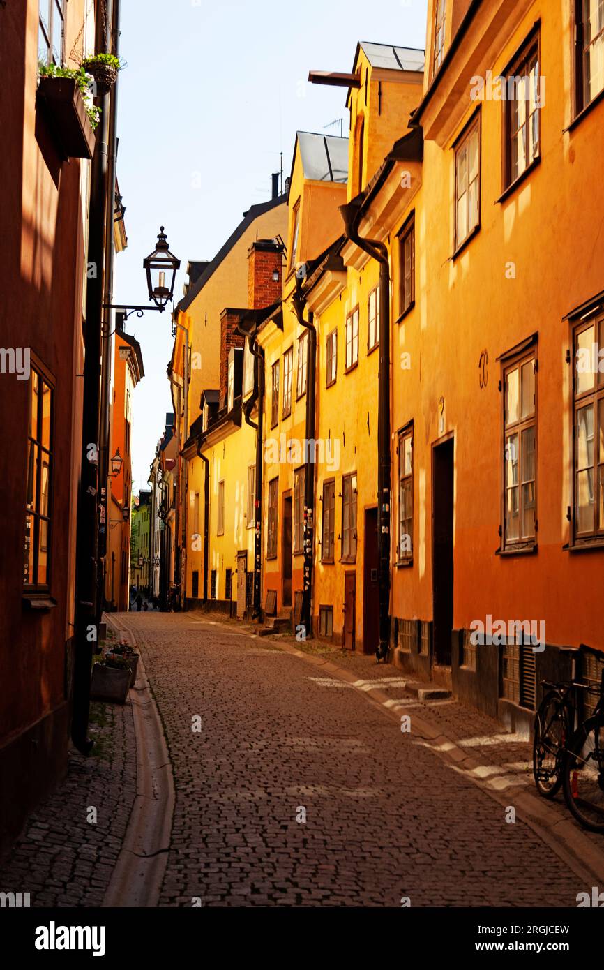 Stockholm, Schweden - 24. Mai 2023: Mehrere Häuser in der Altstadt, eine gemütliche Gasse Stockfoto