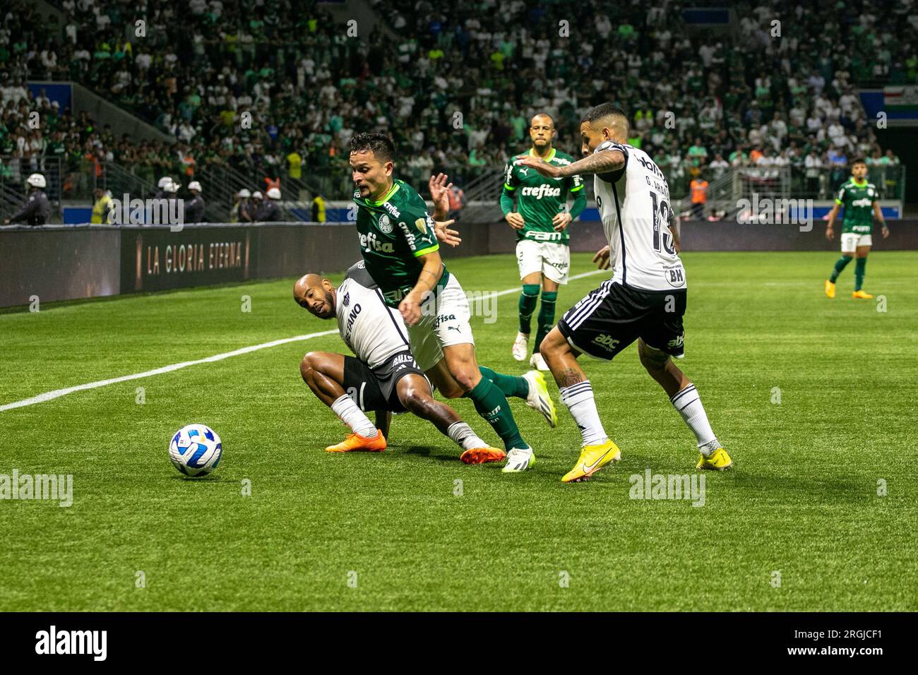 Sao Paulo, Sao Paulo, Brasilien. 9. Aug. 2023. Sao Paulo (SP), 08/09/2023 - Palmeiras-Atletico-MG/Futebol - Werfen während des Spiels zwischen Palmeiras und Atletico Mineiro, gültig für die Copa Libertadores da America diesen Mittwochabend (09) im Allianz Parque in Sao Paulo Paul. (Kreditbild: © Fabricio Bomjardim/TheNEWS2 via ZUMA Press Wire) NUR REDAKTIONELLE VERWENDUNG! Nicht für den kommerziellen GEBRAUCH! Stockfoto