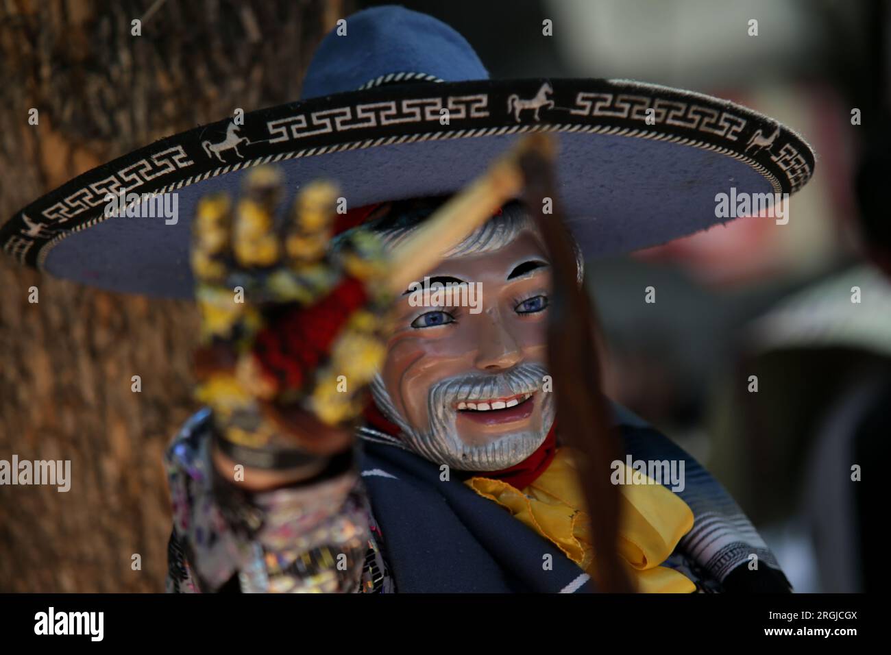 Mexiko-Stadt, Mexiko. 9. Aug. 2023. Ein Schauspieler in traditioneller Kleidung feiert den Internationalen Tag der Ureinwohner der Welt am 9. August 2023 in Mexiko-Stadt, Mexiko. Kredit: Francisco Canedo/Xinhua/Alamy Live News Stockfoto