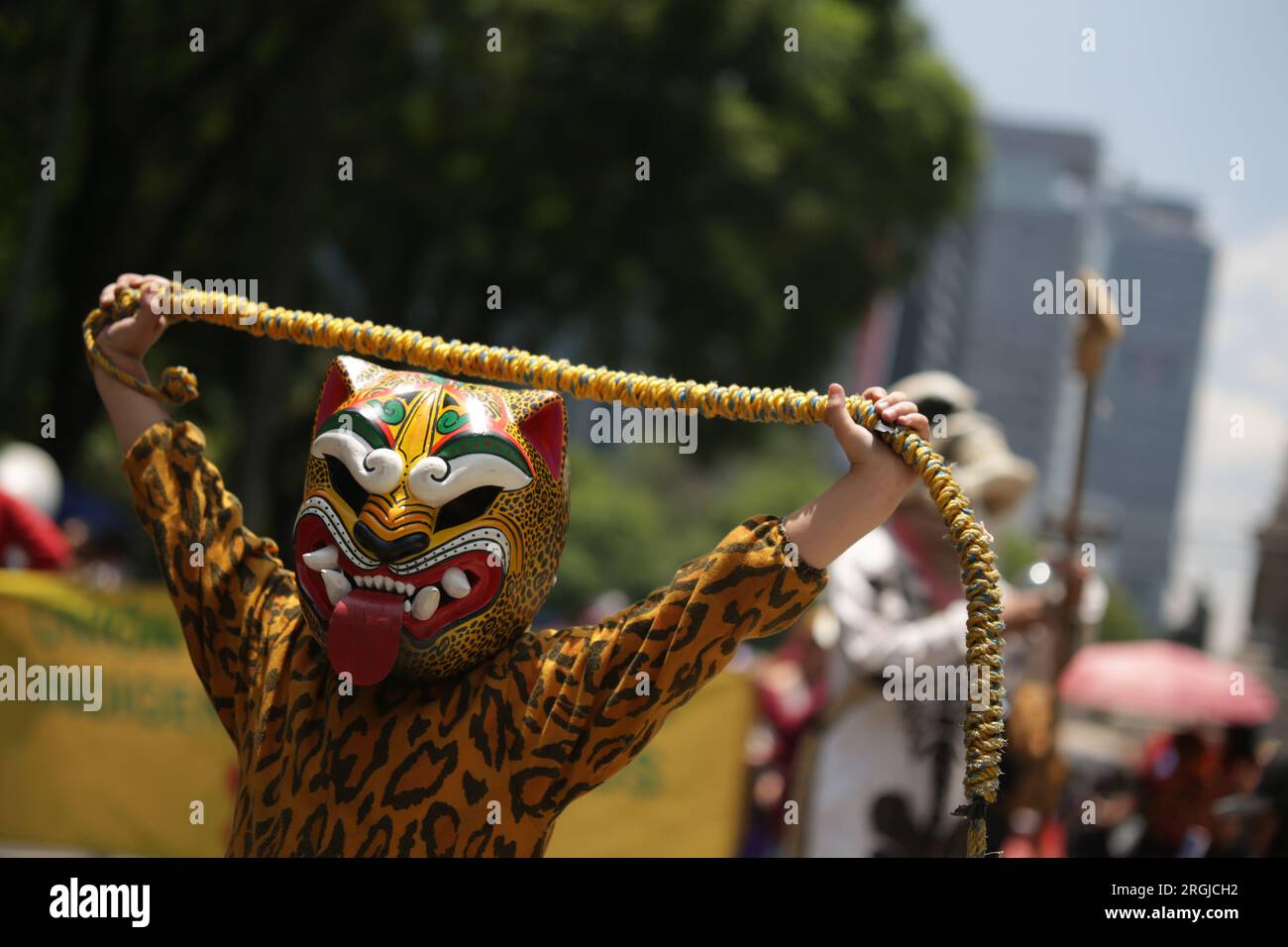 Mexiko-Stadt, Mexiko. 9. Aug. 2023. Ein Schauspieler in traditioneller Kleidung feiert den Internationalen Tag der Ureinwohner der Welt am 9. August 2023 in Mexiko-Stadt, Mexiko. Kredit: Francisco Canedo/Xinhua/Alamy Live News Stockfoto