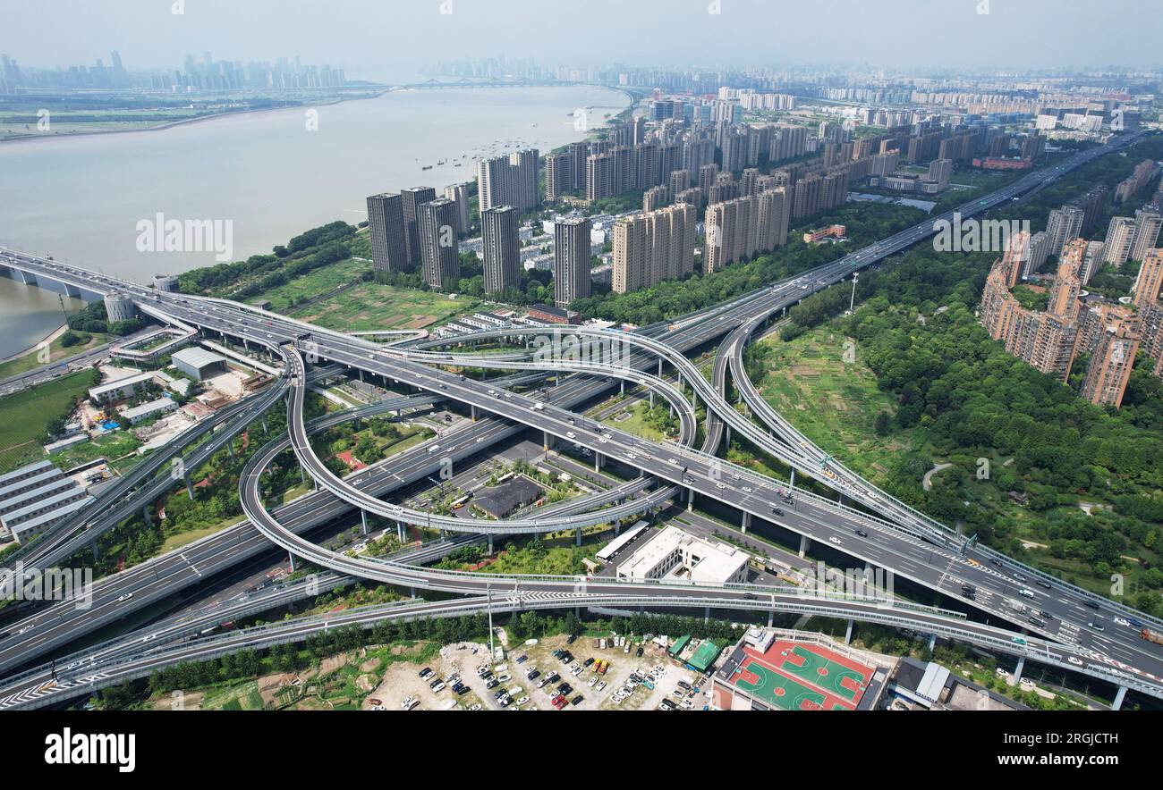 HANGZHOU, CHINA 10. AUGUST 2023 Luftaufnahme zeigt Fahrzeuge, die