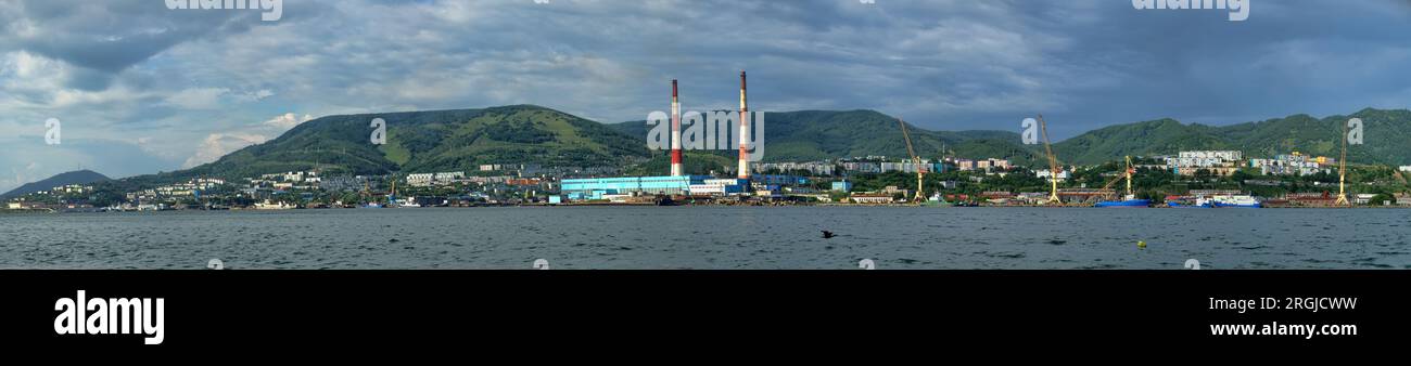 Regionale Geografie. Anadyr - Tschukchi Hauptstadt und Seehafen, Russland. Blick vom Meer. Stockfoto