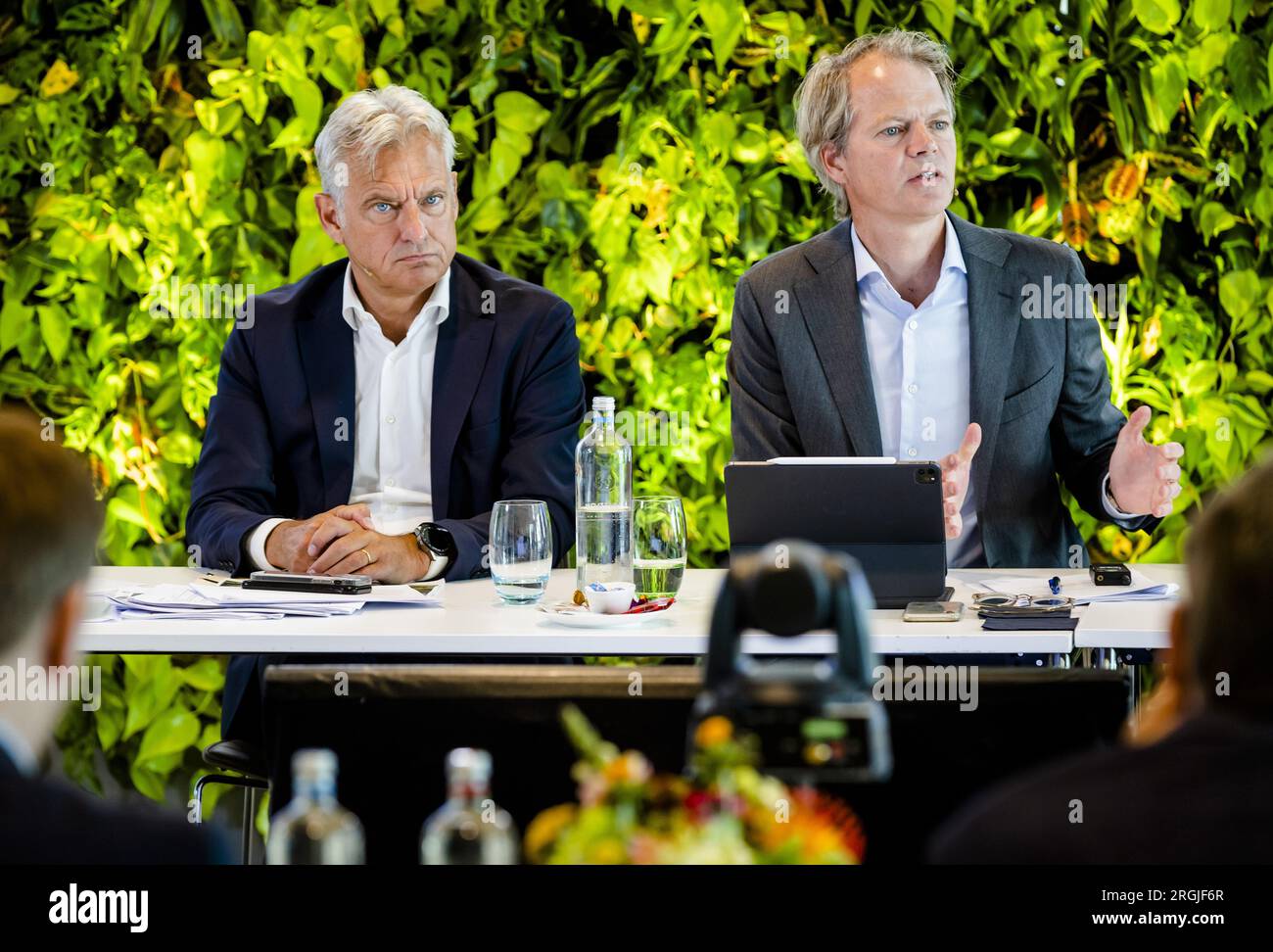 UTRECHT - CEO Stefaan Decraene und CFO Bas Brouwers (R) von Rabobank beantworten Pressefragen zu den Halbjahreszahlen. Die Bank kündigte bereits Zinserhöhungen an. ANP SEM VAN DER WAL niederlande raus - belgien raus Stockfoto