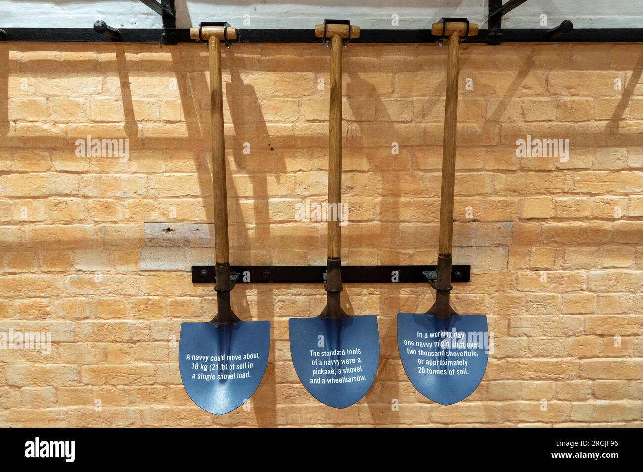Navvy Shovels im Fort Nelson Royal Armouries Hampshire England Stockfoto