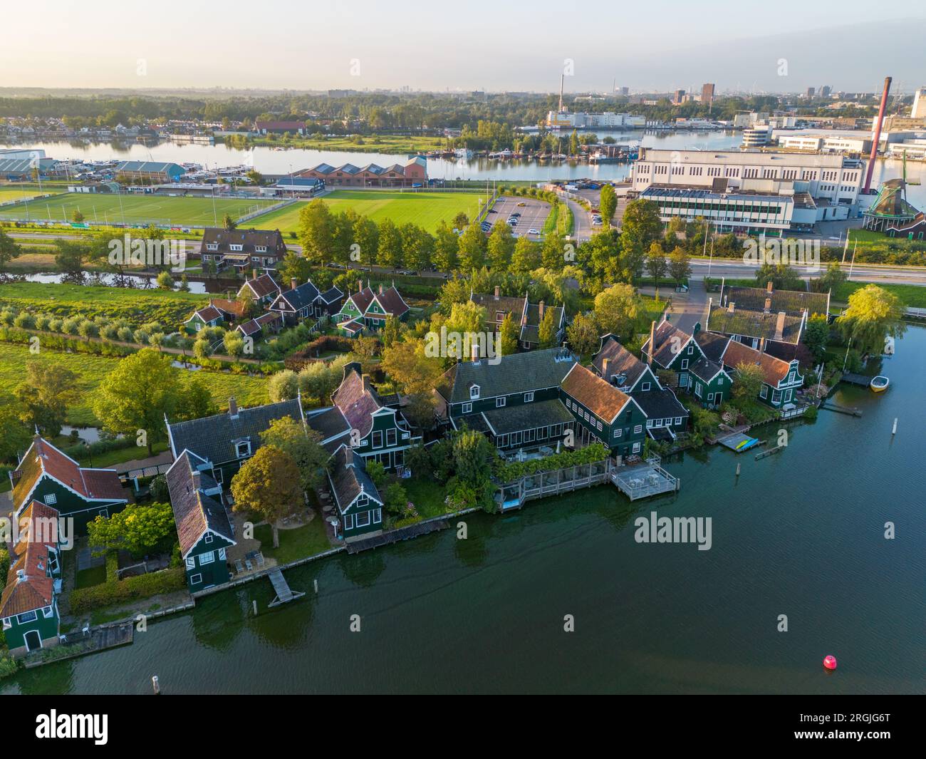 Luftdrohnenfoto der Zaanse Schans. Dieses Bild zeigt ein typisches holländisches Dorf neben einem Fluss. Stockfoto