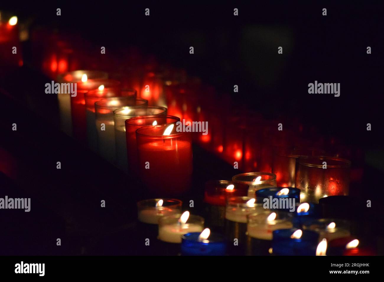 Votivkerzen in der Kathedrale von Quimper Stockfoto