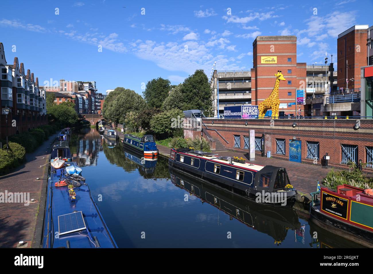 Brindley Place Birmingham, 10. August 2023: In Birmingham haben sich die Menschen in der heißen Morgensonne sportlich betätigt, bevor die Temperaturen in Midlands-Stadt voraussichtlich 26 Grad erreichen werden. Ein Hund namens Dash durfte sogar unter einem Sonnenschirm auf seinem Kanalboot sitzen und eine Kaugummi essen. Kredit: Stop Press Media/Alamy Live News Stockfoto