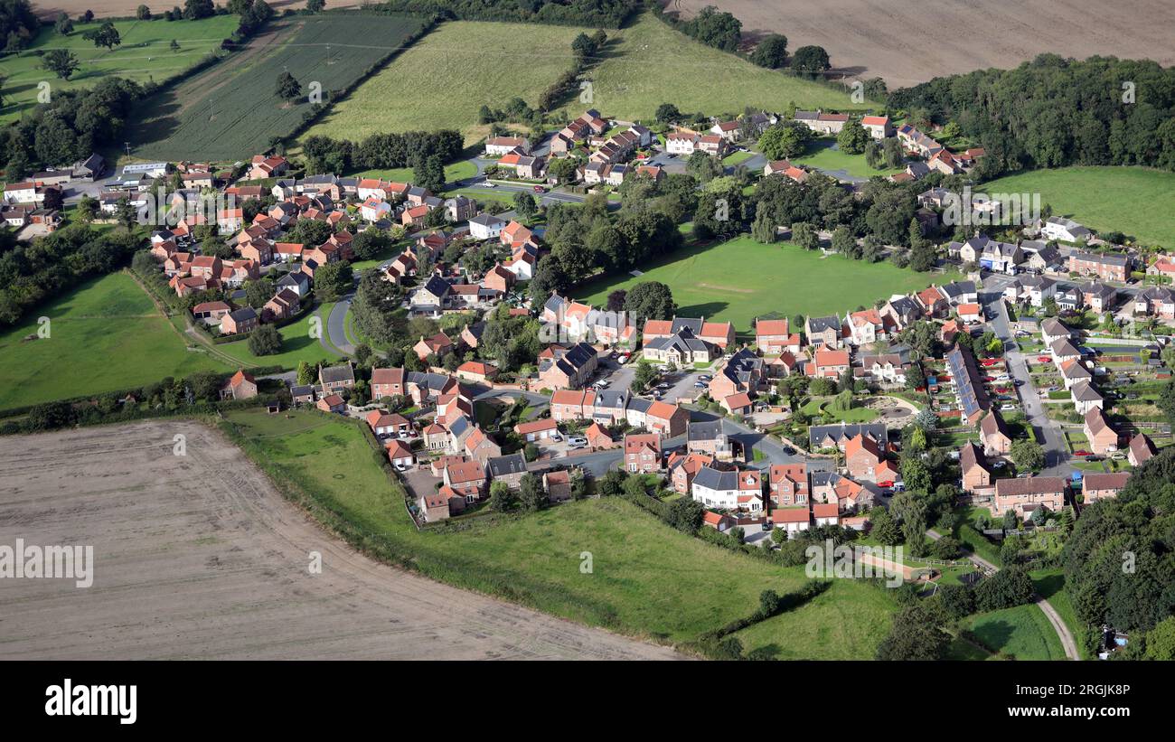 Luftaufnahme aus dem Nordosten mit Blick auf den Südwesten des Dorfes North Stainley, North Yorkshire Stockfoto