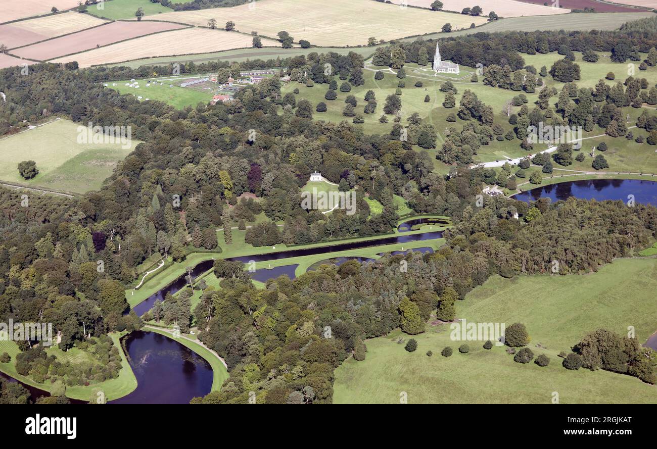 Luftaufnahme aus über 1500' von Fountains Abbey, in der Nähe von Bedale, einer der größten und am besten erhaltenen ruiniert Zisterzienser in England. Stockfoto