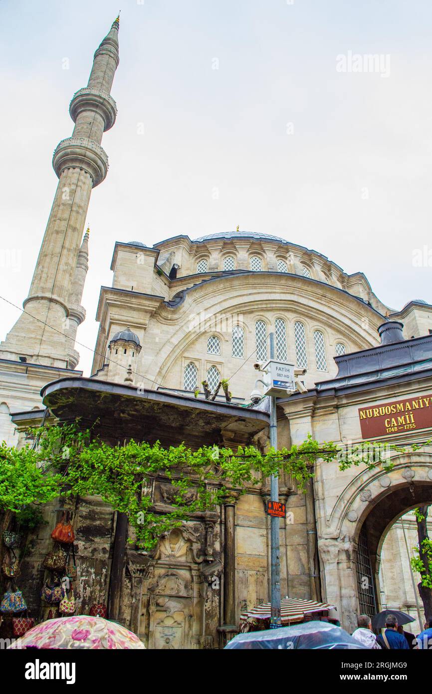 Nuruosmaniye Moschee neben dem Großen Basar - architektonisch bedeutsame osmanische Moschee, die 1755 fertiggestellt wurde, mit einer riesigen Kuppel und vielen Fenstern. Stockfoto
