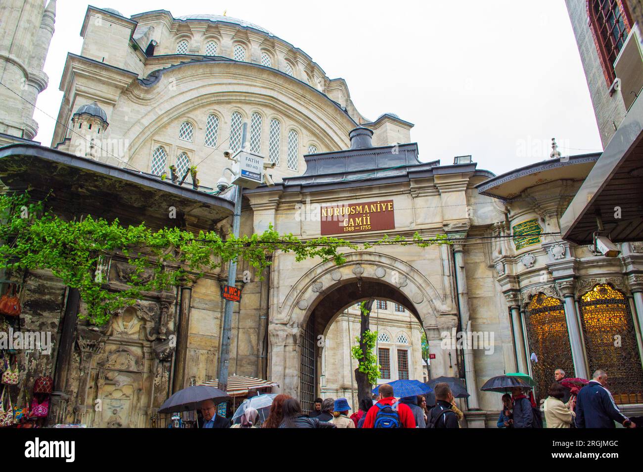 Nuruosmaniye Moschee neben dem Großen Basar - architektonisch bedeutsame osmanische Moschee, die 1755 fertiggestellt wurde, mit einer riesigen Kuppel und vielen Fenstern. Stockfoto