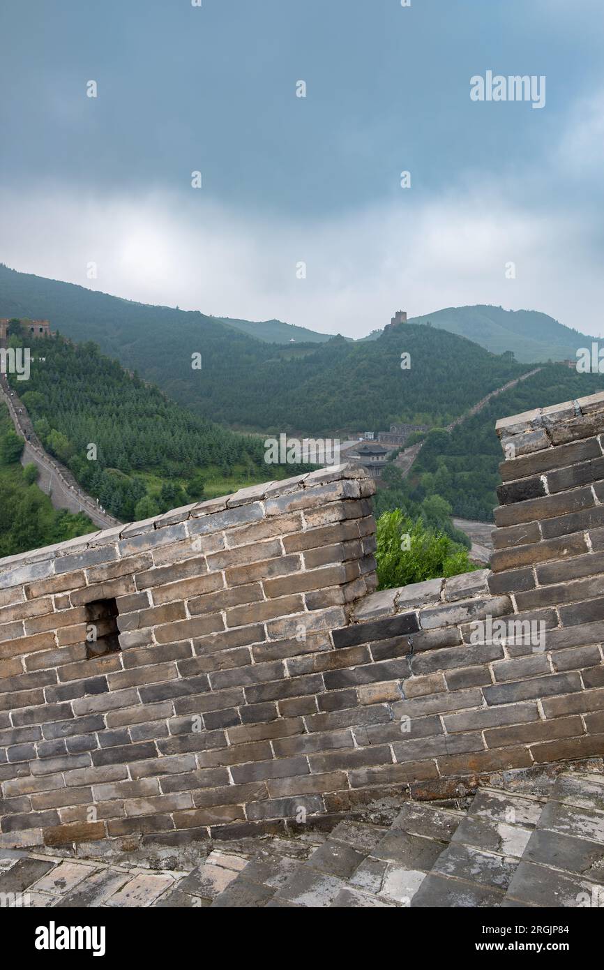 Teil der Chinesischen Chinesischen Mauer in vertikaler Komposition Stockfoto
