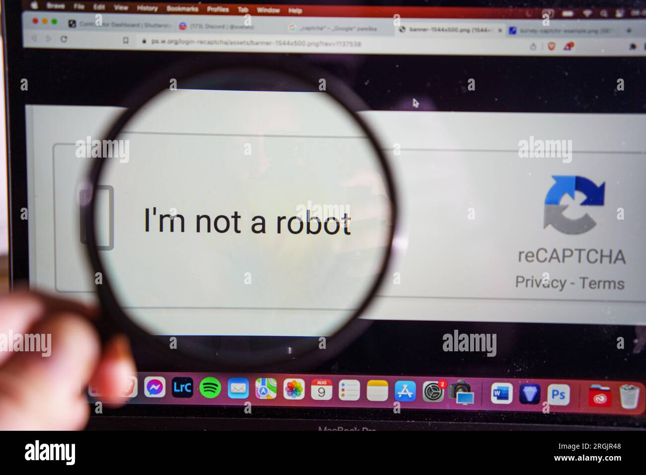 ReCAPTCHA auf dem Windows-Bildschirm. Aktivieren Sie dieses Kontrollkästchen, um zu beweisen, dass Sie kein Roboter, sondern Mensch sind Stockfoto