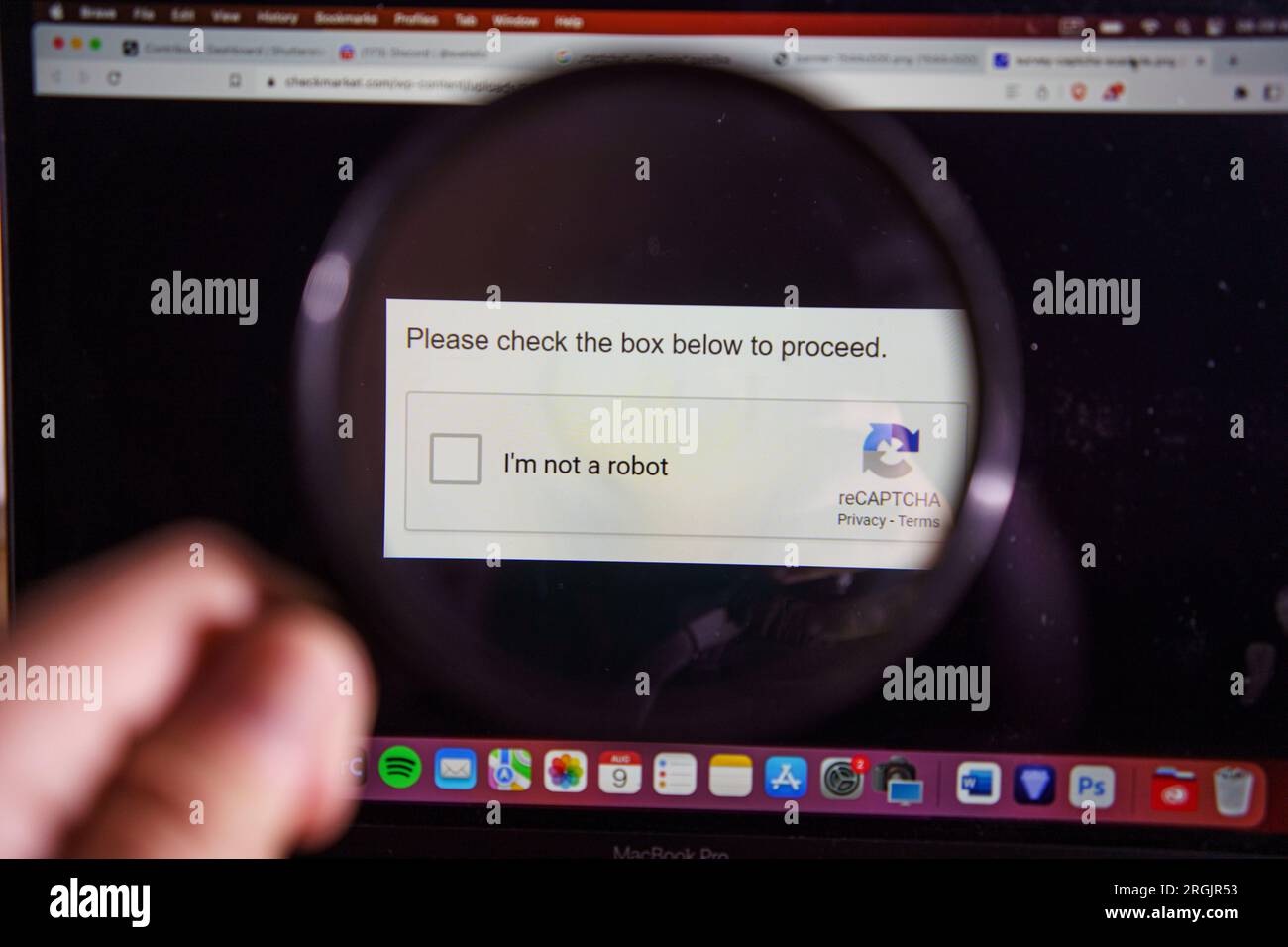 ReCAPTCHA auf dem Windows-Bildschirm. Aktivieren Sie dieses Kontrollkästchen, um zu beweisen, dass Sie kein Roboter, sondern Mensch sind Stockfoto