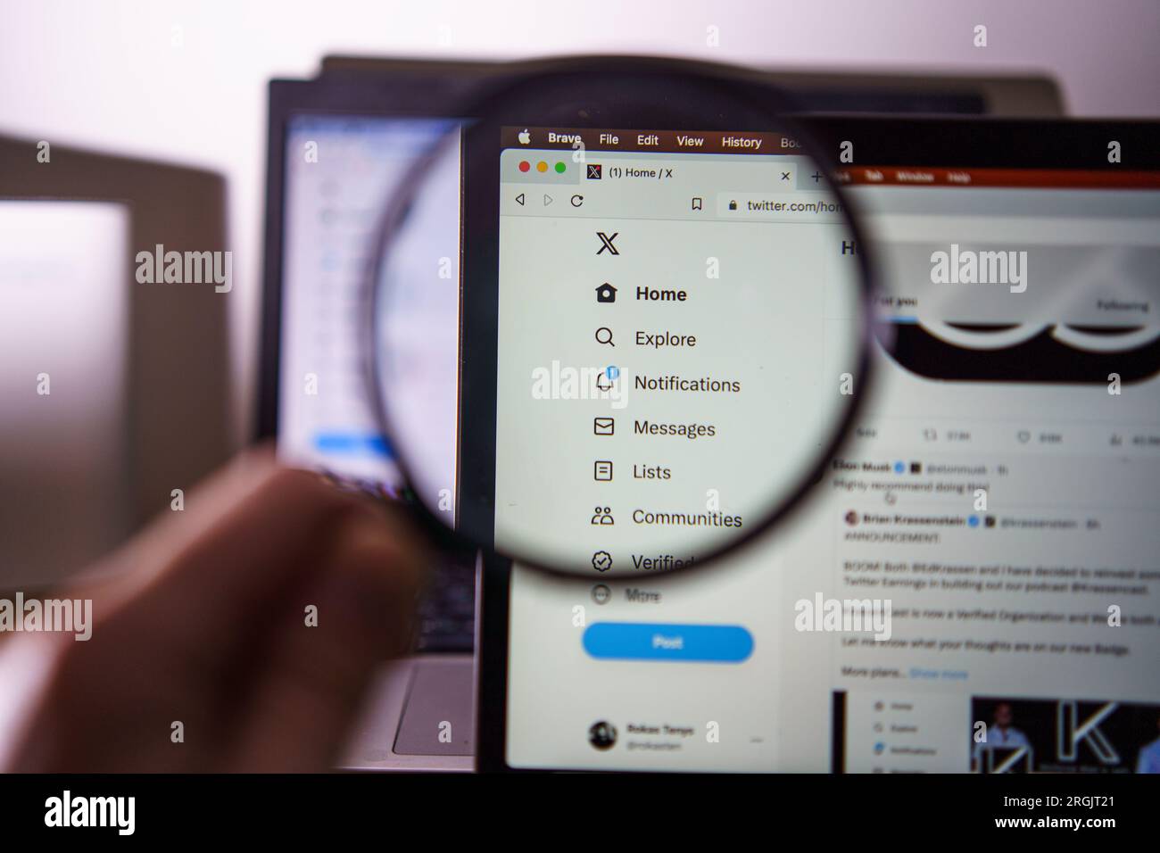 Kaunas, Litauen - 2023. August 10: X twitter Social Network on Laptop screen. Hochwertiges Foto Stockfoto