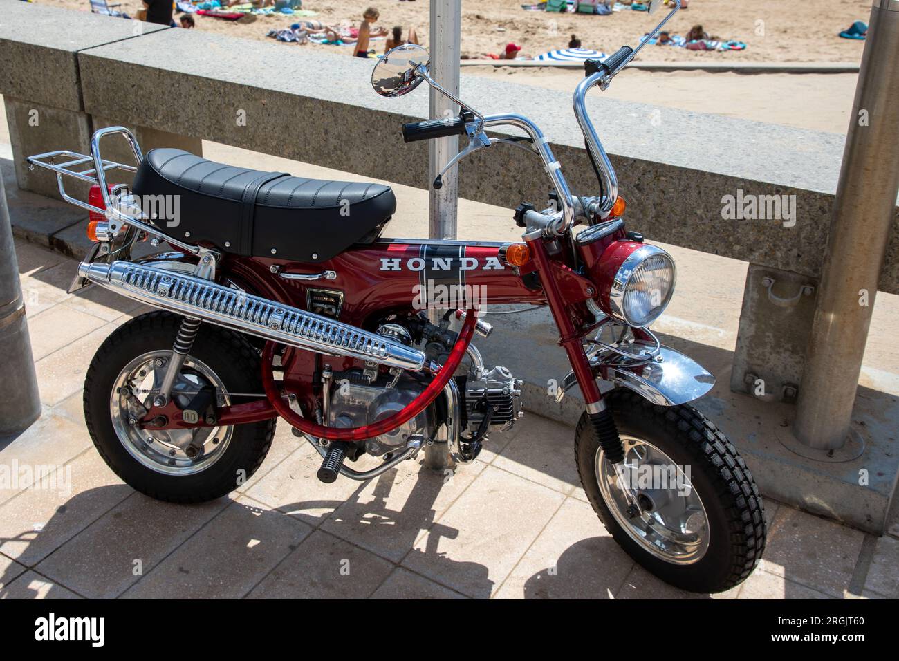 Bordeaux , Frankreich - 08 01 2023 : honda dax Trail 70 Logo und Textschild auf Moped-Roller Retro-Motorrad Stockfoto