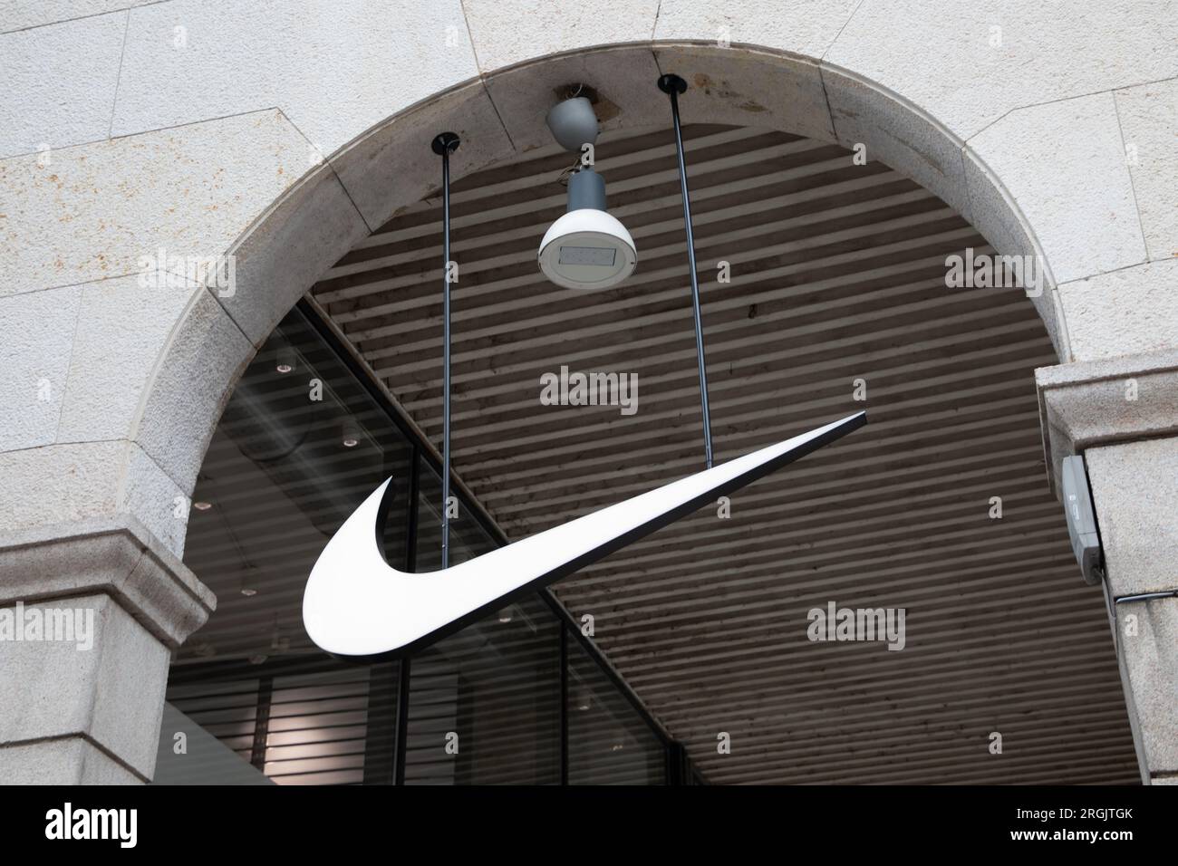 Mailand , Italien - 08 07 2023 : Nike Logo Marke und Text Kette Zeichen des Store of American Shop US Corporation stellt Schilder Sportschuhe her Stockfoto