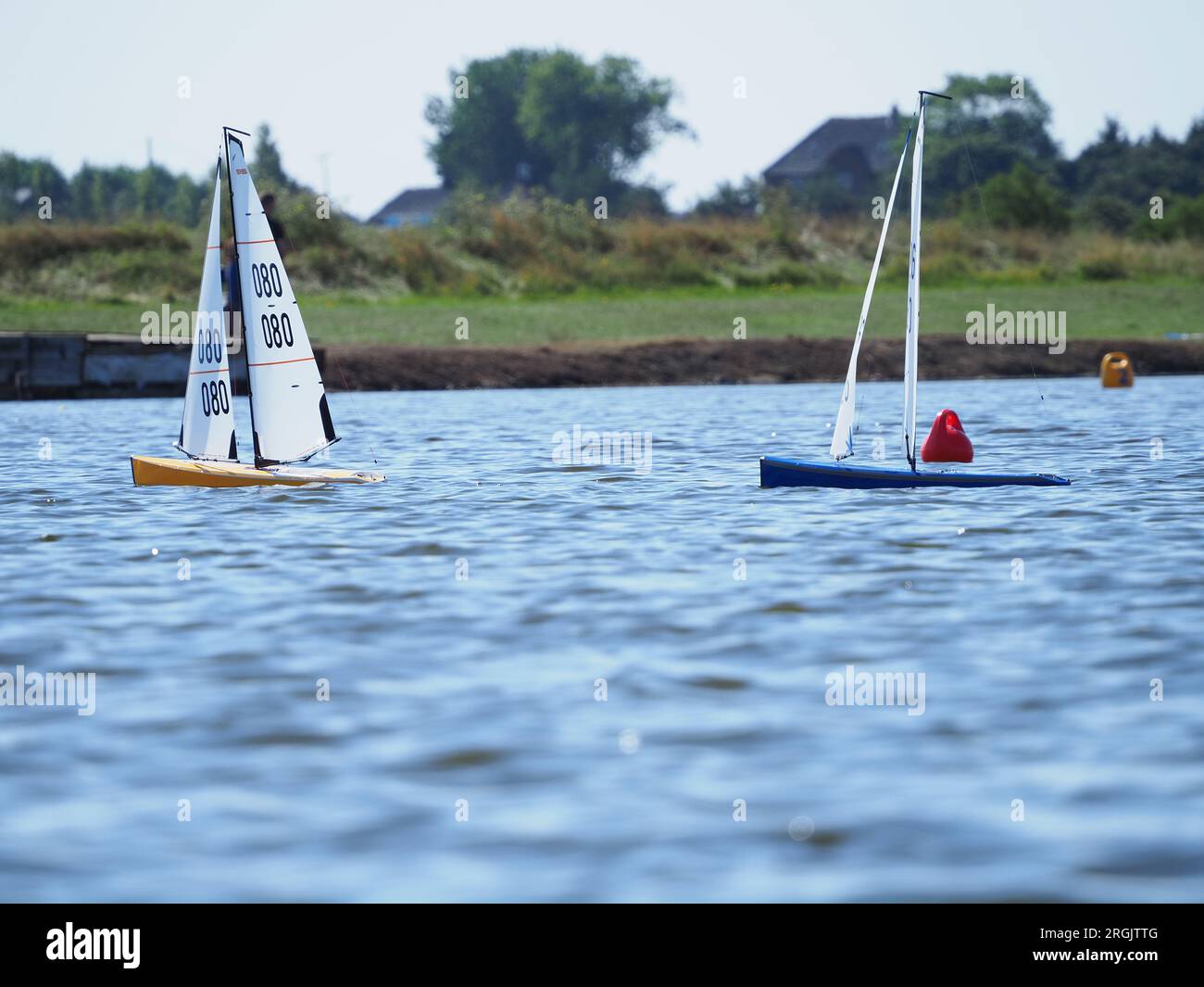 Sheerness, Kent, Großbritannien. 10. Aug. 2023. UK Weather: Ein warmer und sonniger Morgen für Modellyachten am Barton's Point Lake in Sheerness, Kent. Kredit: James Bell/Alamy Live News Stockfoto