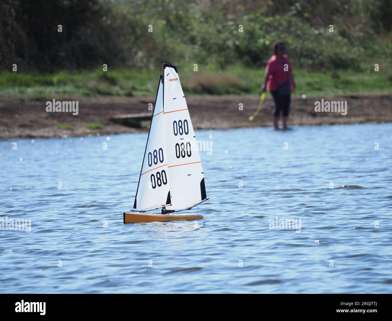 Sheerness, Kent, Großbritannien. 10. Aug. 2023. UK Weather: Ein warmer und sonniger Morgen für Modellyachten am Barton's Point Lake in Sheerness, Kent. Kredit: James Bell/Alamy Live News Stockfoto