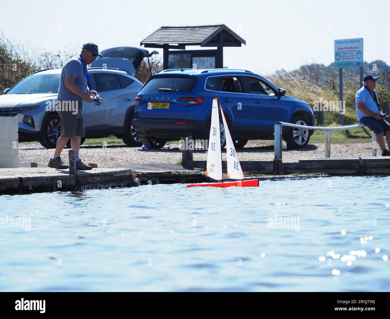 Sheerness, Kent, Großbritannien. 10. Aug. 2023. UK Weather: Ein warmer und sonniger Morgen für Modellyachten am Barton's Point Lake in Sheerness, Kent. Kredit: James Bell/Alamy Live News Stockfoto