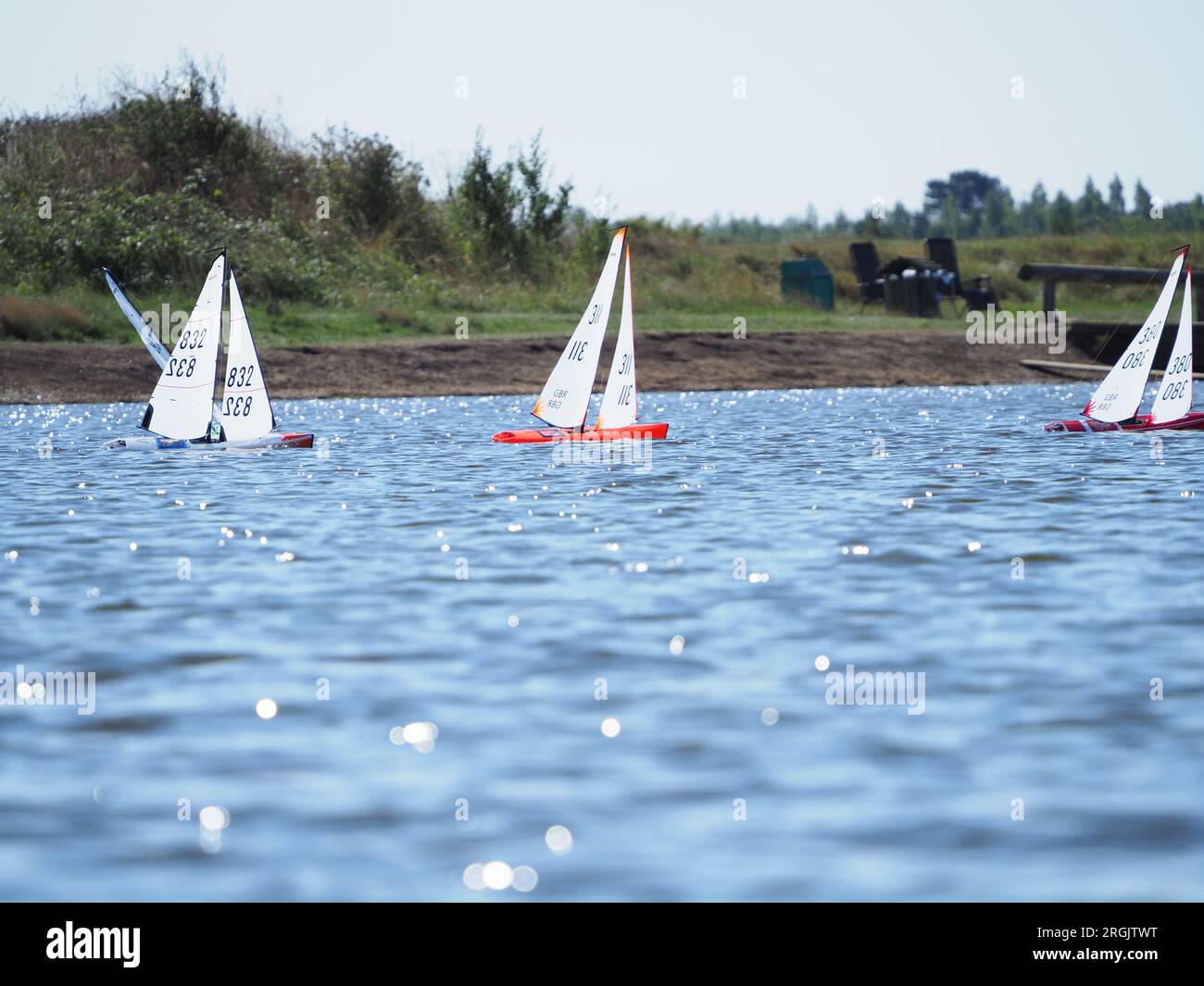 Sheerness, Kent, Großbritannien. 10. Aug. 2023. UK Weather: Ein warmer und sonniger Morgen für Modellyachten am Barton's Point Lake in Sheerness, Kent. Kredit: James Bell/Alamy Live News Stockfoto