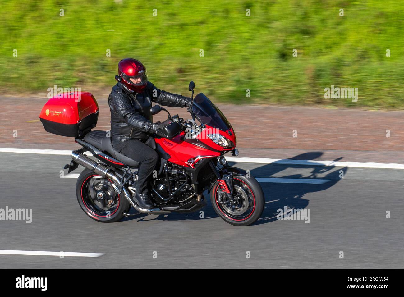 2015 Red Triumph Tiger Sport 1000 Triple fährt mit hoher Geschwindigkeit auf der Autobahn M6 in Greater Manchester, Großbritannien Stockfoto