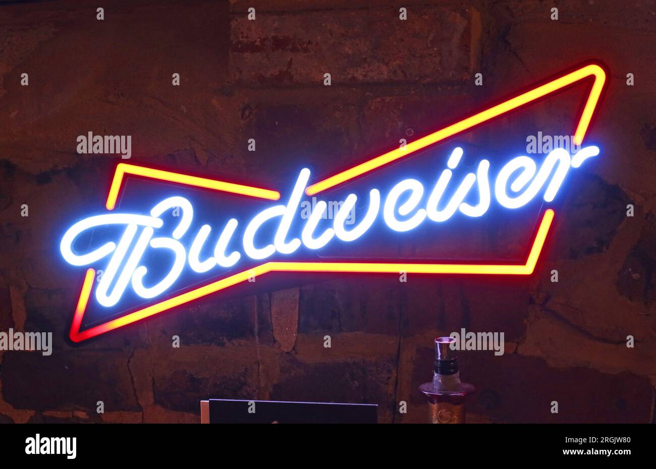 Budweiser Neon-Schild im Star Inn, preisgekröntes Pub mit CAMRA-Auszeichnung, 17 Church St, Godalming, Surrey, England, UK, GU7 1EL Stockfoto