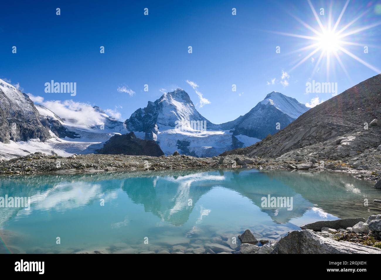 Gipfel von Dent Blanche und Reflexion im Gletschersee Stockfoto