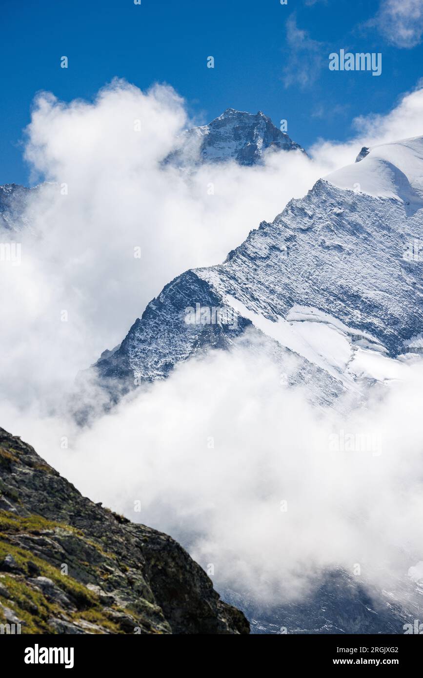 Wolken- und schneebedeckte Gipfel von Grand Cornier und Dent Blanche im Hintergrund, Valais Stockfoto