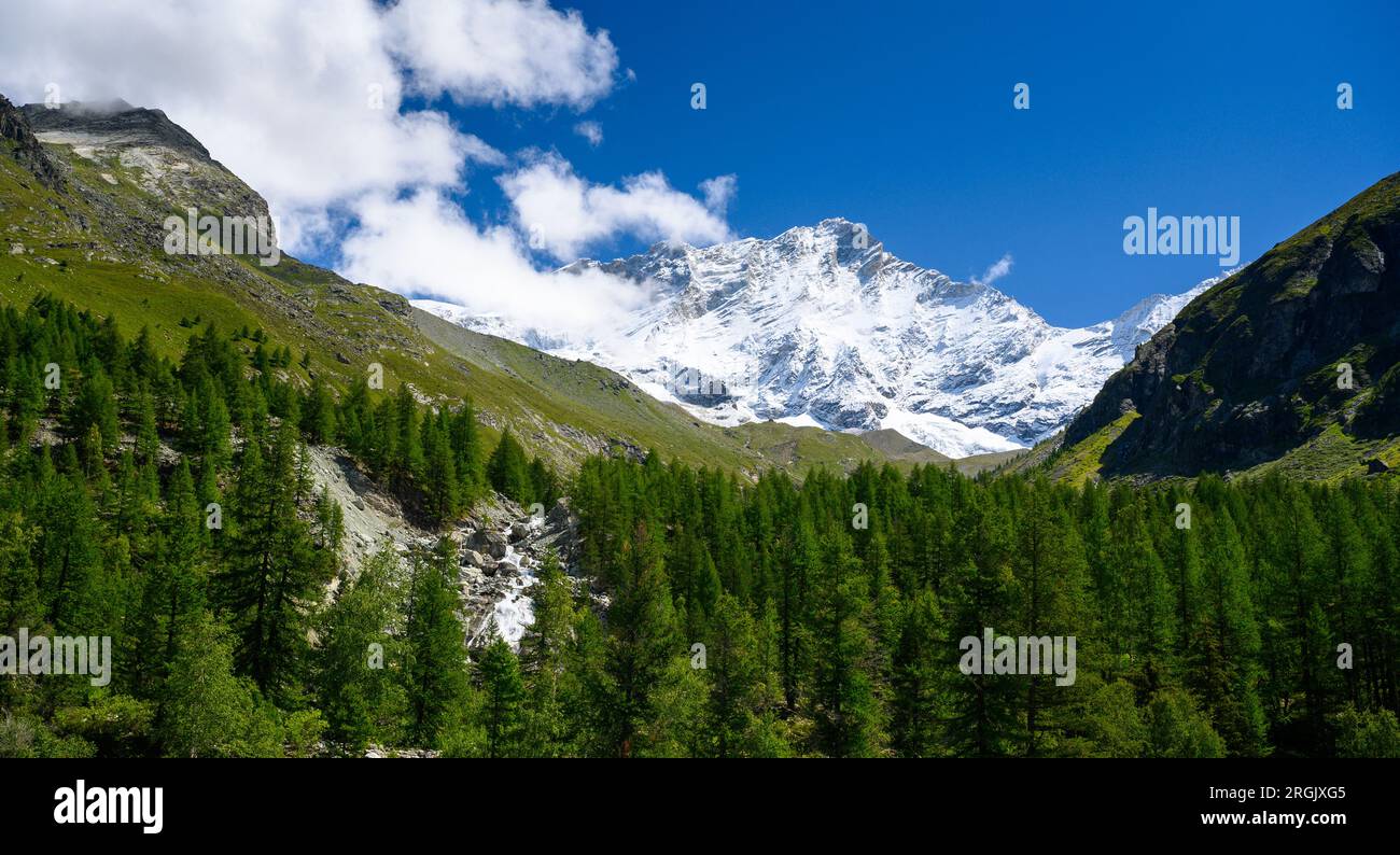 Gipfel von Weisshorn vom Val d'Anniviers in Wallis aus gesehen Stockfoto