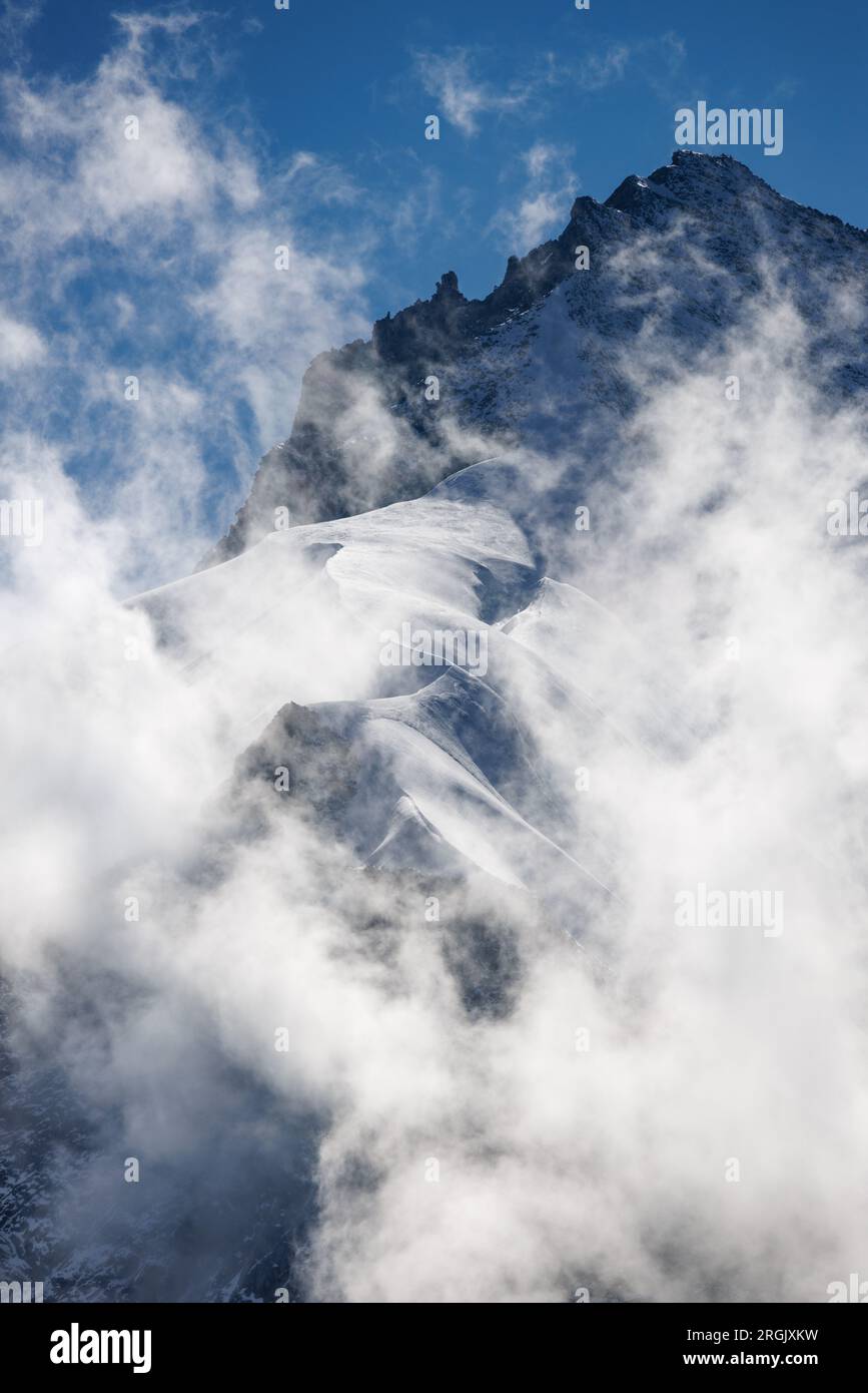Mystische Wolken rund um den Gipfel von Grand Cornier Stockfoto