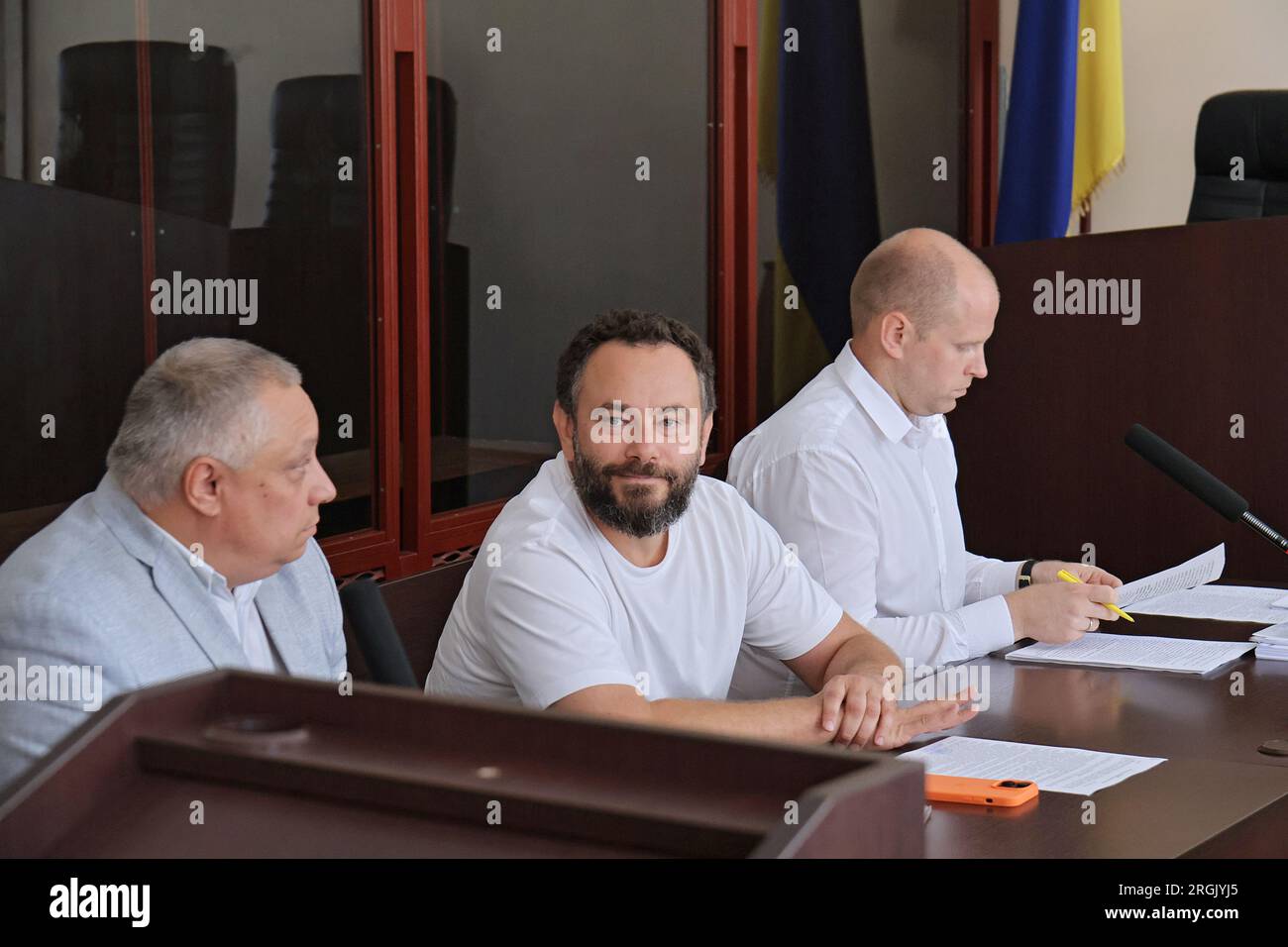 KIEW, UKRAINE - 10. AUGUST 2023 - Abgeordneter Oleksandr Dubinskyi (C), der der amtlichen Fälschung von Dokumenten für Auslandsreisen verdächtigt wird, und sein Stockfoto