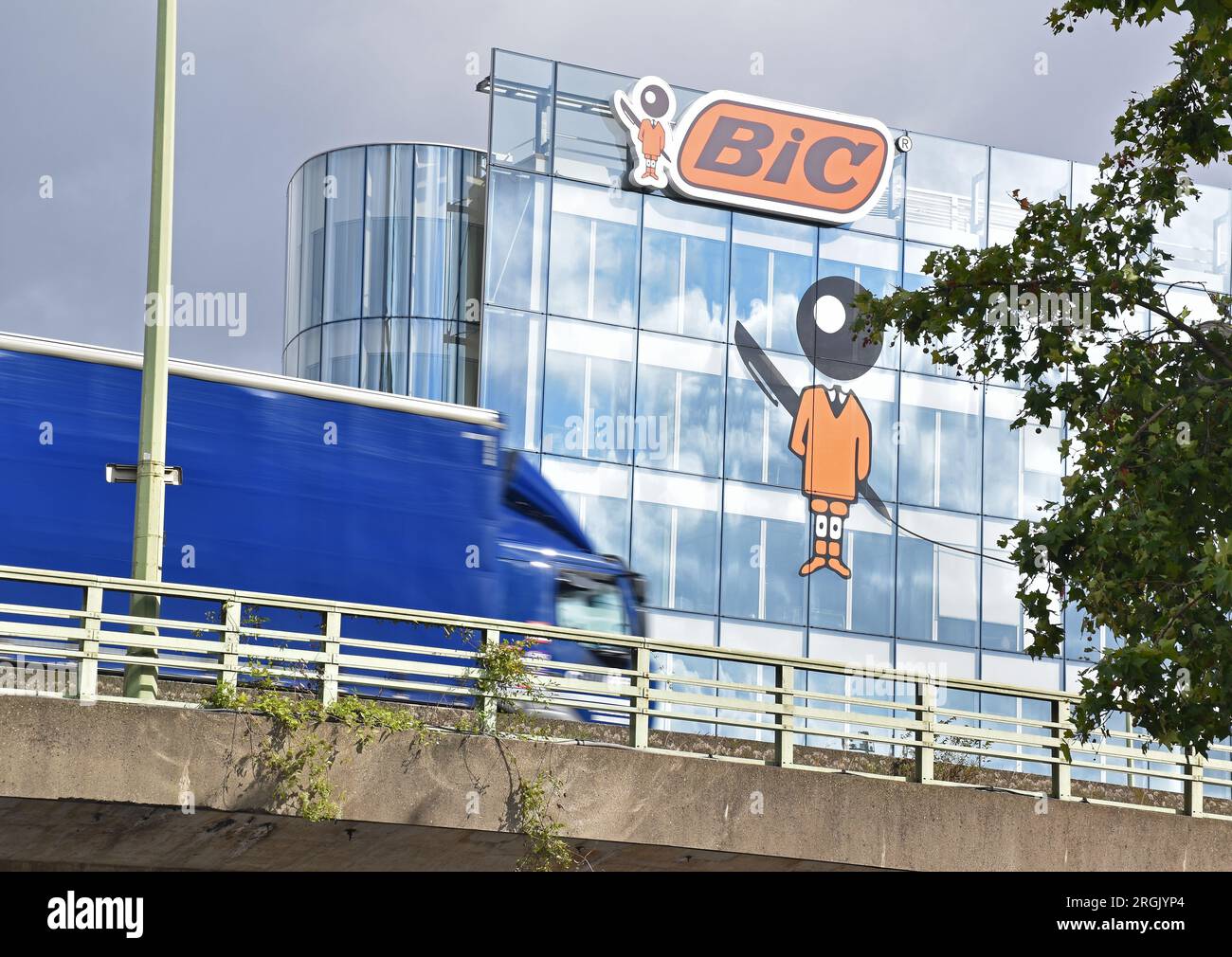 Das neue, zweckmäßig errichtete globale Hauptquartier von BIC, neben der Périphérique an der Porte de Clichy, an einem dreieckigen Ort mit prominentem Logo Stockfoto