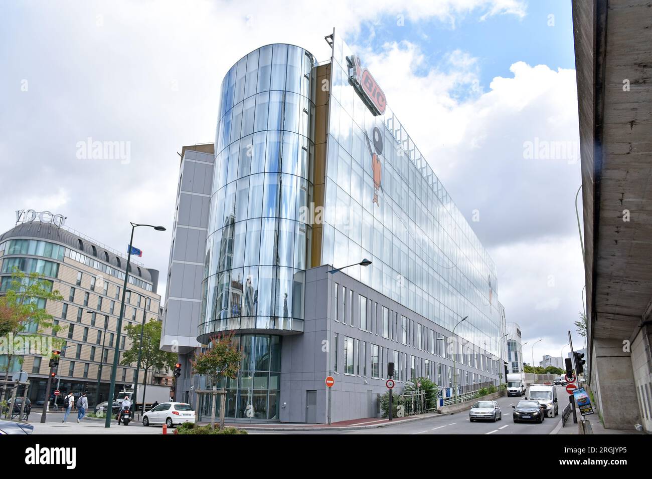 Das neue, zweckmäßig errichtete globale Hauptquartier von BIC, neben der Périphérique an der Porte de Clichy, an einem dreieckigen Ort mit prominentem Logo Stockfoto