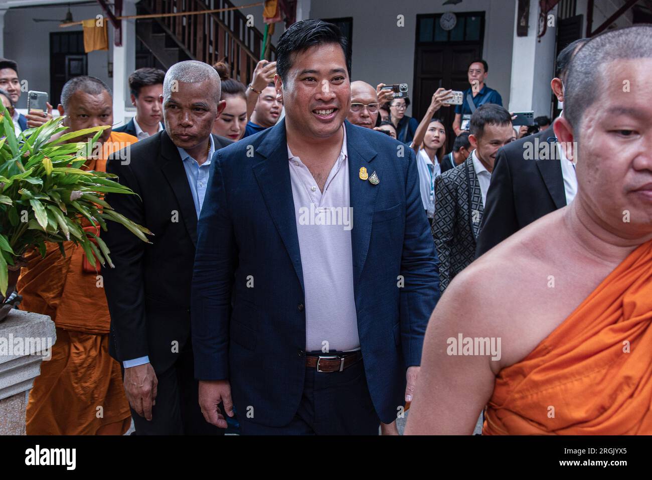 Bangkok, Thailand. 10. Aug. 2023. Vacharaesorn Vivacharawongse, der zweite Sohn des thailändischen Königs Maha Vajiralong korn, kommt an, um sich im buddhistischen Tempel Wat Yannawa in Bangkok zu verdienen. Vacharaesorn Vivacharawongse (42), der zweite Sohn des thailändischen Königs Maha Vajiralong korn, besuchte Thailand zum ersten Mal nach 27 Jahren an Bord. (Foto: Peerapon Boonyakiat/SOPA Images/Sipa USA) Guthaben: SIPA USA/Alamy Live News Stockfoto