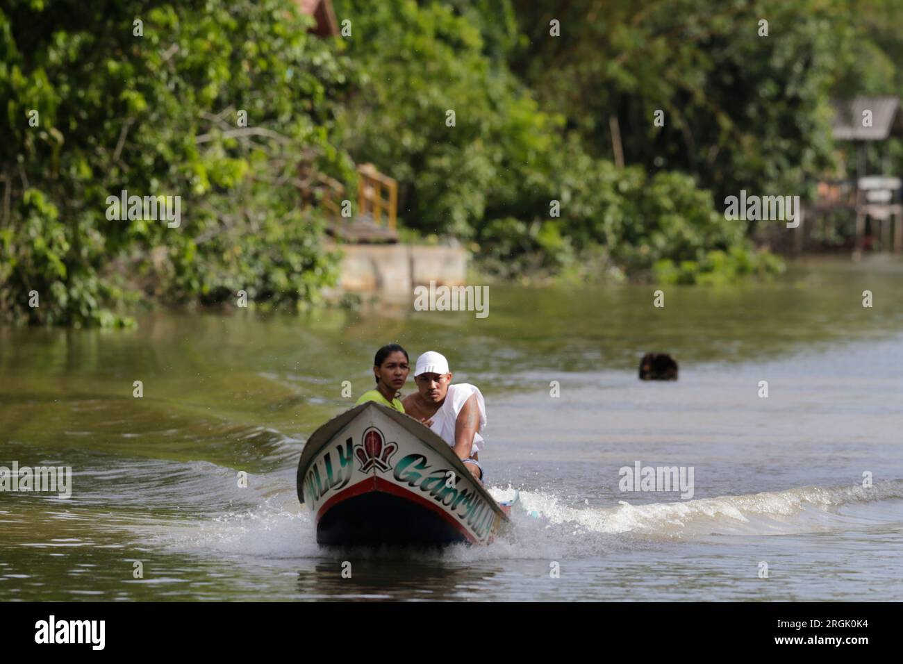 Belem. 8. Aug. 2023. Dieses Foto wurde am 8. August 2023 aufgenommen und zeigt ein Boot, das auf einem Fluss in Belem, Brasilien, segelt. Der brasilianische Präsident Luiz Inacio Lula da Silva kritisierte am Mittwoch das, was er "grünen Neokolonialismus" nannte, und forderte von den Industrieländern Finanzierungszusagen für nachhaltige Projekte.GEMEINSAM MIT DEM "brasilianischen Präsidenten verurteilt "grünen Neokolonialismus" auf dem Amazonasgipfel" Kreditausdruck: Lucio Tavora/Xinhua/Alamy Live News Stockfoto