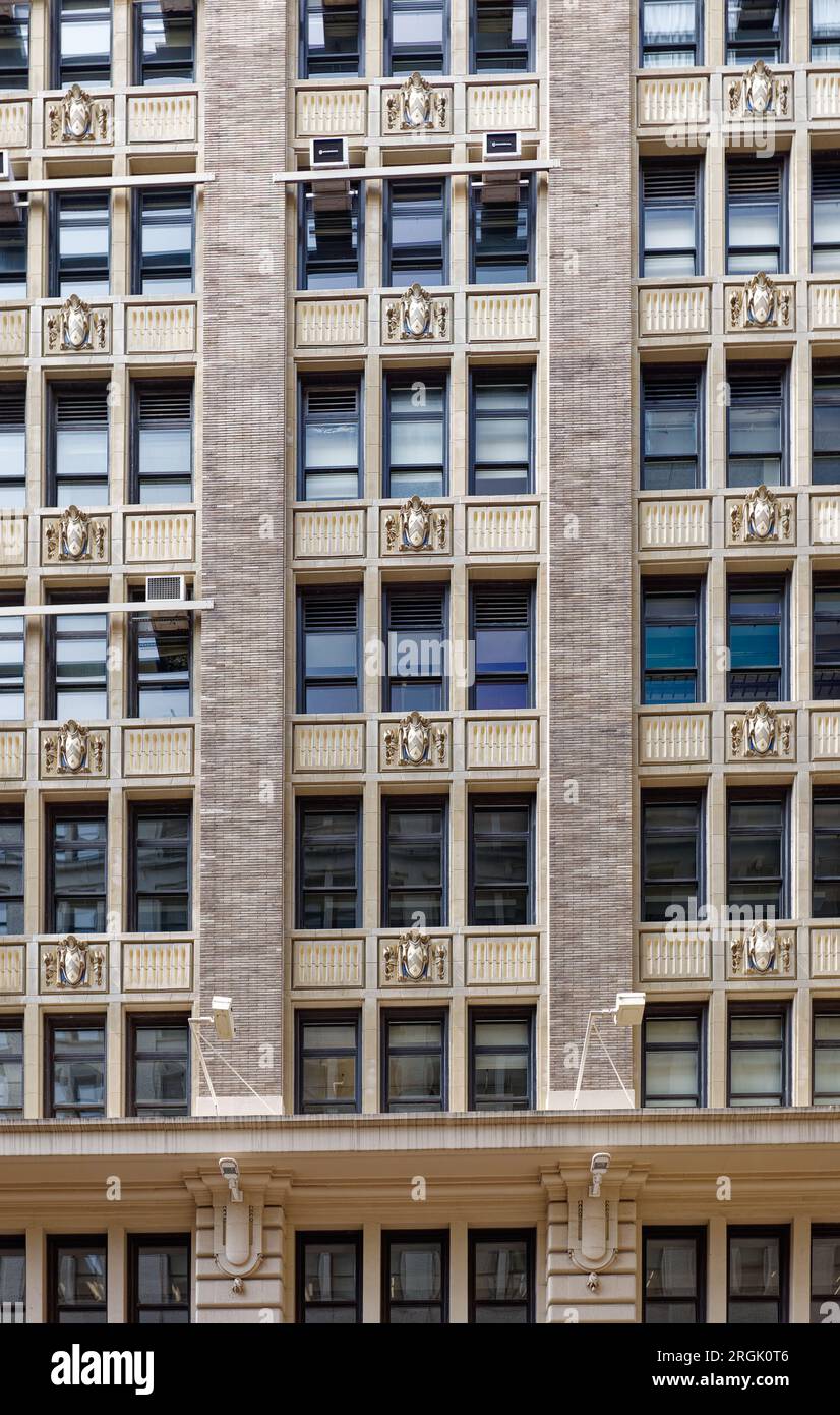 Nomad: In warmen Farbtönen gehaltene Terrakotta-Spandrele betonen die Backsteinfassade an der 381 Park Avenue South, einem Büroturm aus dem Jahr 1910. Stockfoto