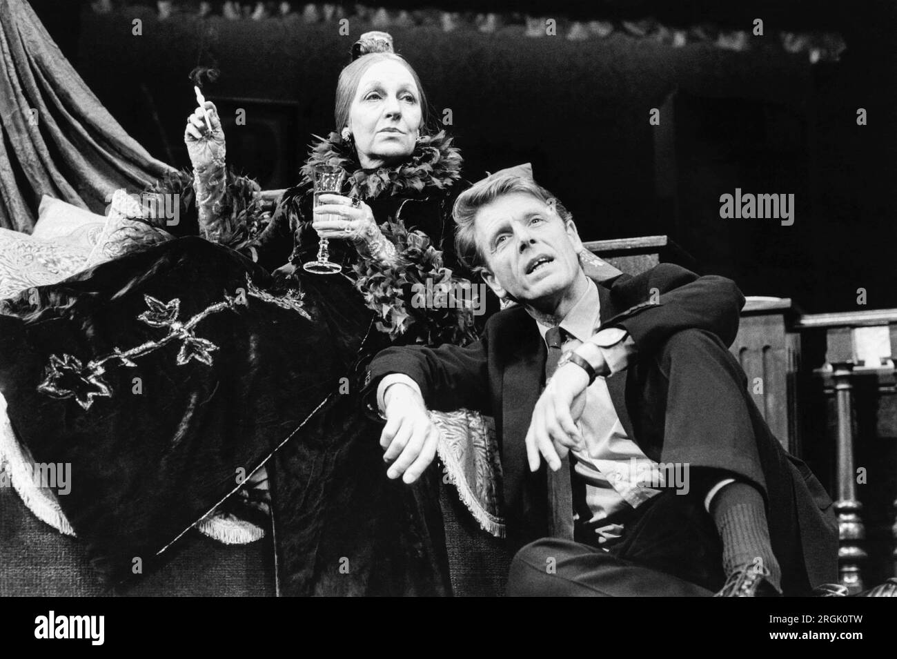 Doreen Mantle (Sophia), Edward Fox (Viktor) in DOLMETSCHERN von Ronald Harwood im Queen's Theatre, London W1 19/11/1985 Set: Farrah Kostüme: Nadya Cohen Beleuchtung: Rory Dempster Regisseur: Peter Yates Stockfoto