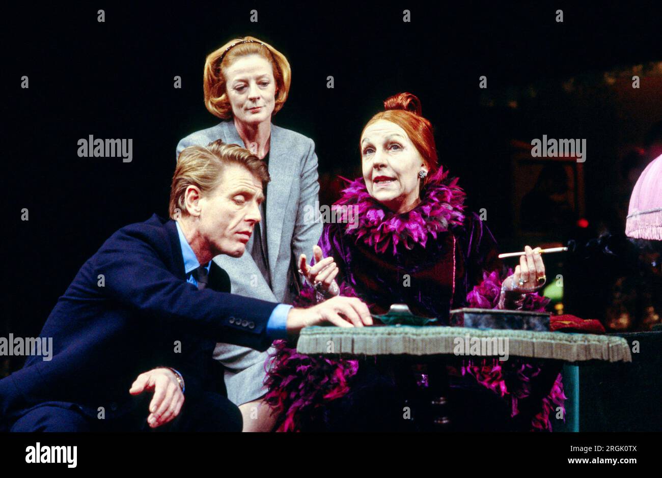 l-r: Edward Fox (Viktor), Maggie Smith (Nadia), Doreen Mantle (Sophia) in DOLMETSCHERN von Ronald Harwood im Queen's Theatre, London W1 19/11/1985 Set: Farrah Kostüme: Nadya Cohen Beleuchtung: Rory Dempster Regisseur: Peter Yates Stockfoto