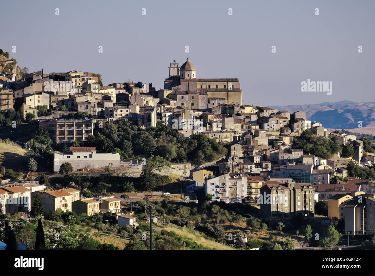 Die Masse der „Basilika di Maria Santissima Assunta“ dominiert das Dorf Petralia Sottana, Sizilien, Italien Stockfoto