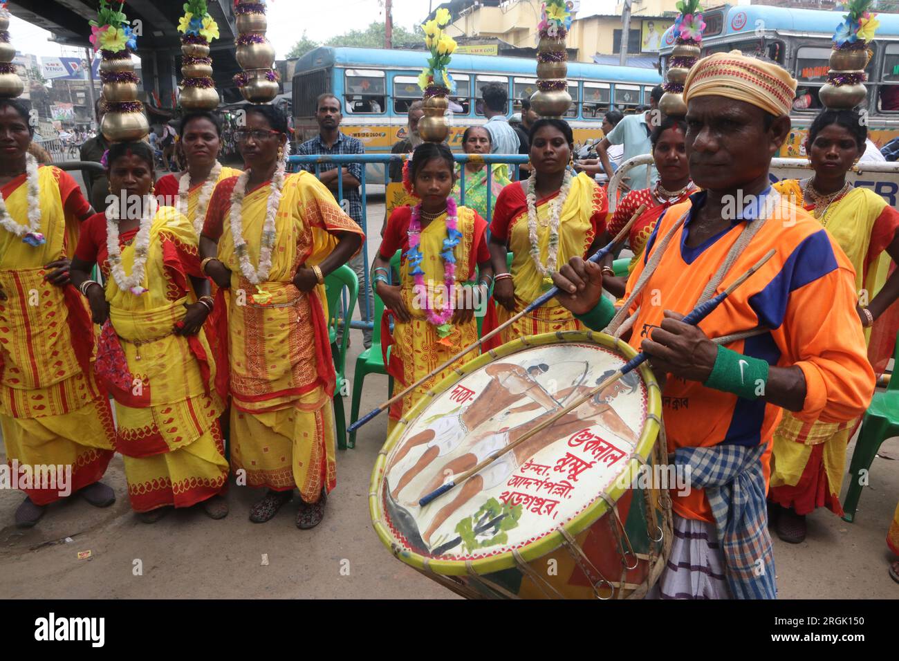 Stammesfrauen tanzen während des vom Kongress organisierten Internationalen Tages der indigenen Völker der Welt. (Foto: Dipa Chakraborty/Pacific Press/Sipa USA) Stockfoto