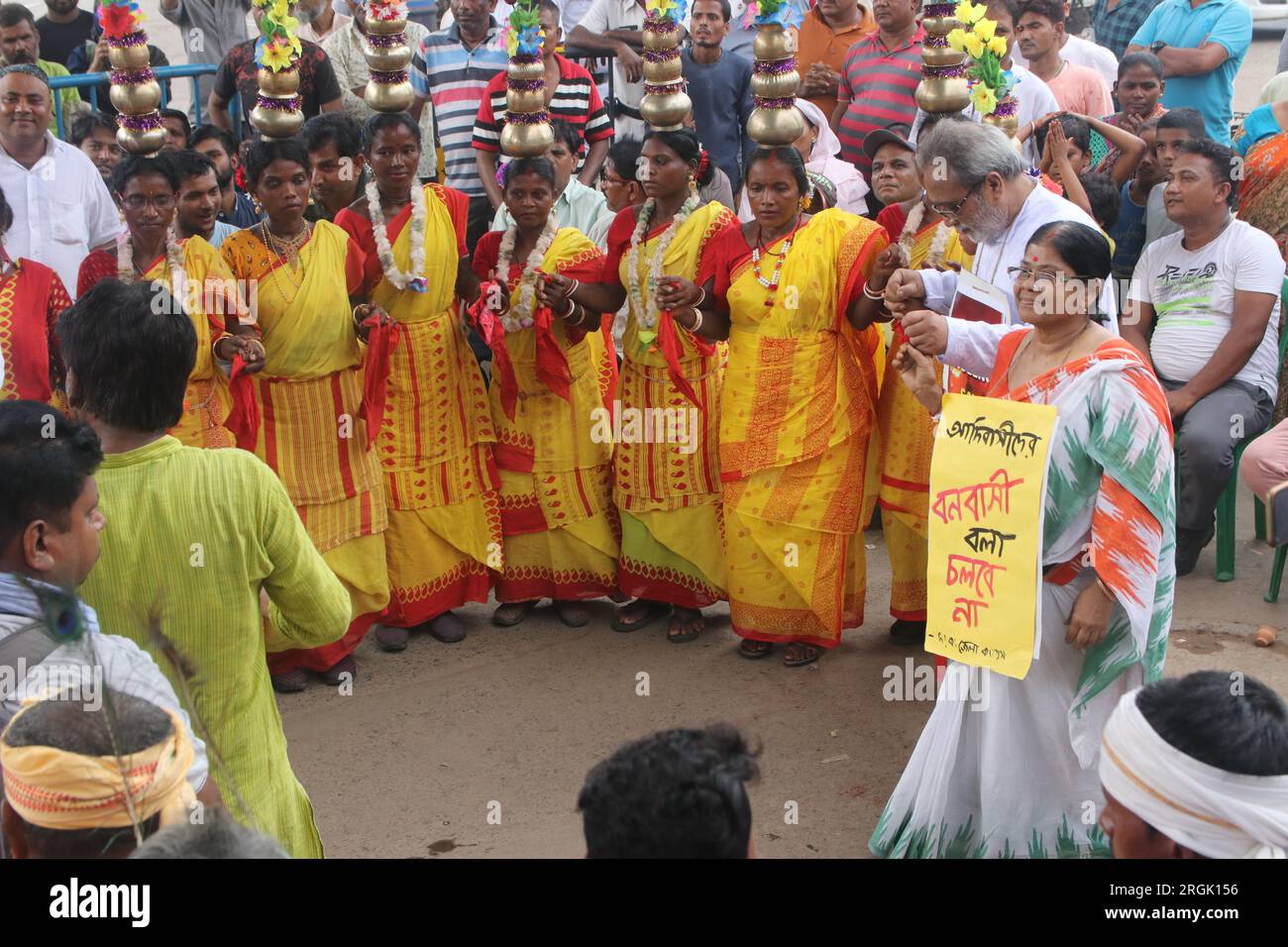 Stammesfrauen tanzen während des vom Kongress organisierten Internationalen Tages der indigenen Völker der Welt. (Foto: Dipa Chakraborty/Pacific Press/Sipa USA) Stockfoto