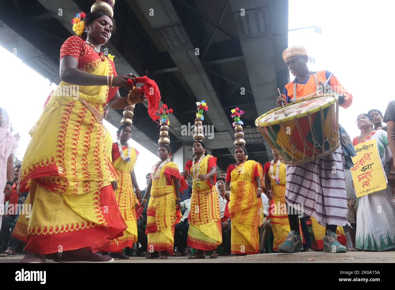 Stammesfrauen tanzen während des vom Kongress organisierten Internationalen Tages der indigenen Völker der Welt. (Foto: Dipa Chakraborty/Pacific Press/Sipa USA) Stockfoto