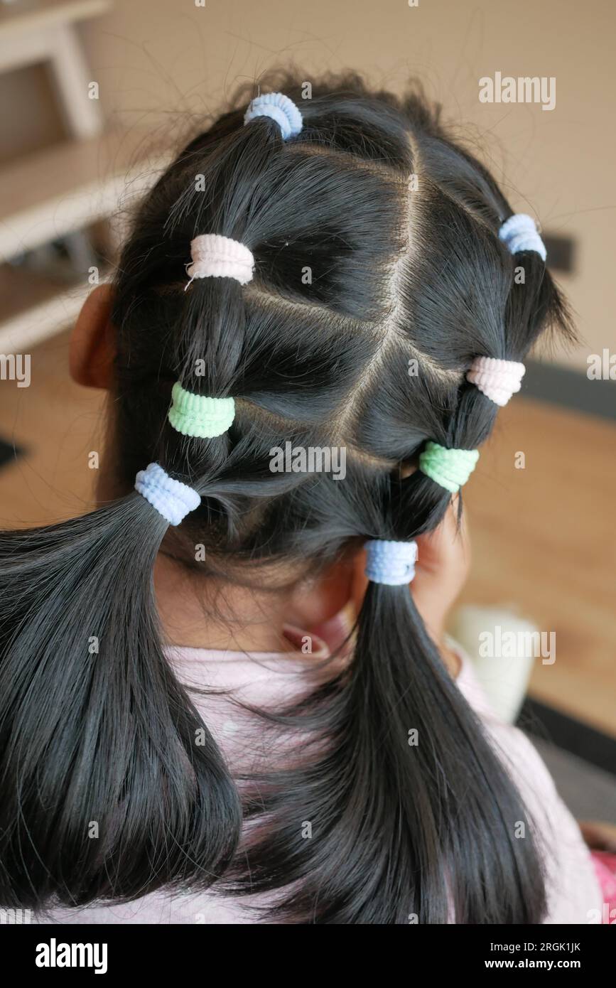 Ein schönes Band ist an ein Kinderhaar gebunden Stockfoto