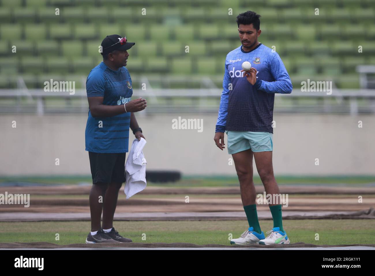 Rangana Hirath, Spin Bowling Coach spricht mit Soumya Sarkar (R) während die Bangladesch National Cricketspieler an der Übungssitzung in Sher-e-Bangla Na teilnehmen Stockfoto